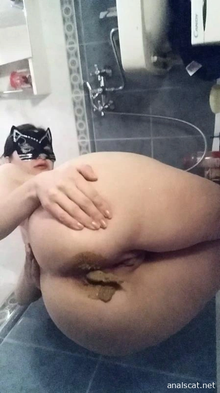Sitting and total smearing in bathroom - nastygirl (2025 | SD)